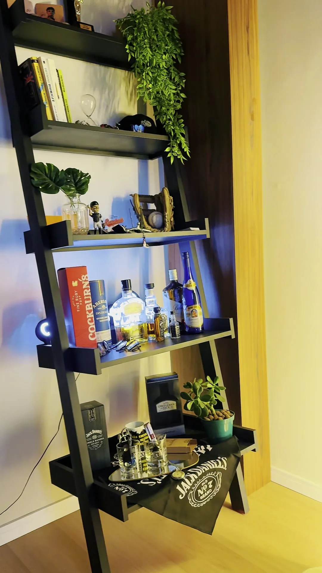 Estante com produtos de cuidado masculino e plantas, no espaço GÜVEN.